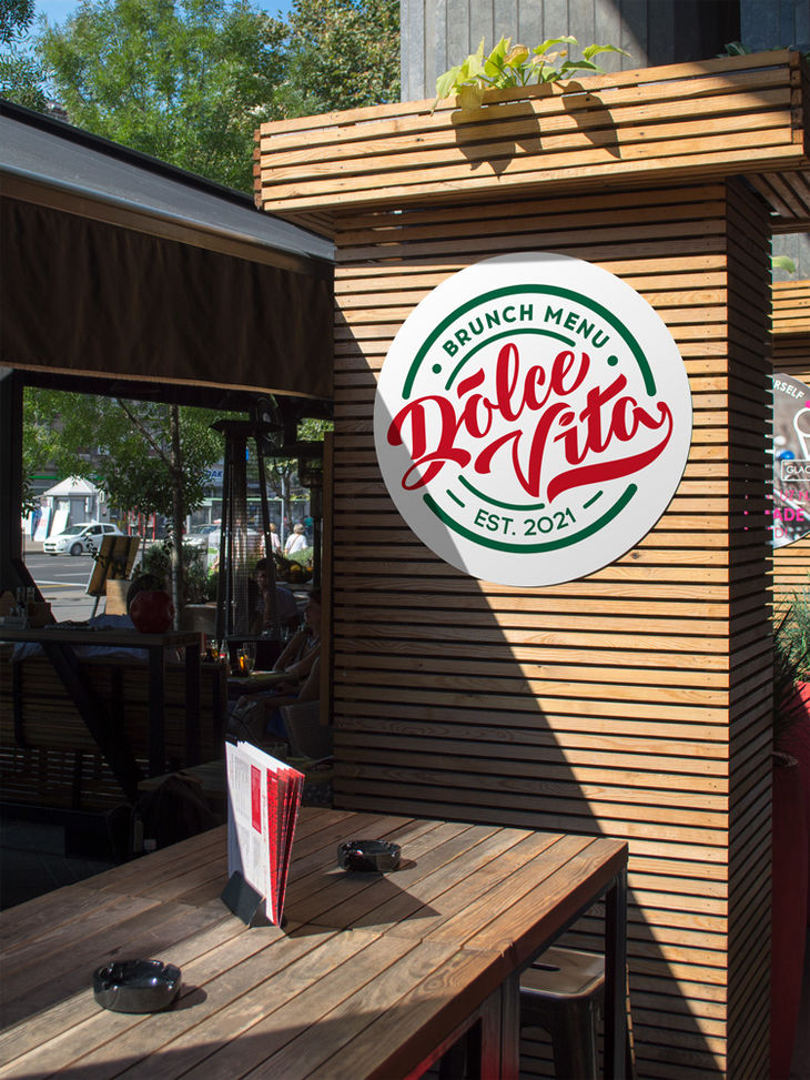 Логотип для сети точек уличной еды в Москве Dolce Vita в интерьере уличного кафе